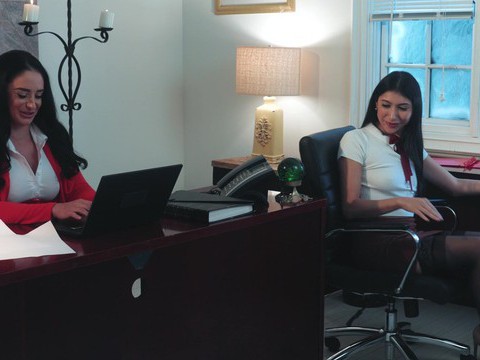 FreeKiloSex presents: Big butt boss spreads legs to ride her coworker on the bed