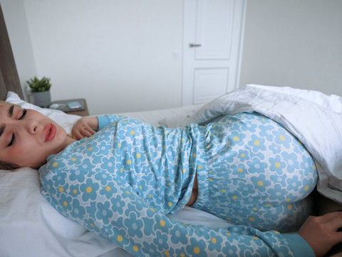 FreeKiloSex presents: My whore step mom wakes me up in the best way she knows!